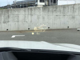 HUD: ヘッドアップディスプレイはドライバーが前方に集中できるよう、ナビや車速情報をフロントガラスに投影するシステムです。