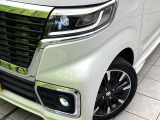 【LEDヘッドライト】悪天候や夜間走行時も良好な視界を確保し安心して運転できる高輝度LEDヘッドライトを装備!点灯速度が早く、消費電力も抑えられています。