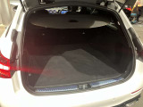 ゆったりとしたトランクルームでございます。たくさんのお荷物の車載が可能でございます。