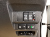 パワースライドドアの開閉はスマートキーのリモコンやドアノブは勿論、運転席側のスイッチ操作でも開閉ができ、安全・簡単です。