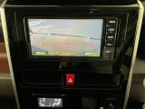 【バックカメラ】運転が苦手な方も車庫入れラクラクです!ギアをリバースに入れれば自動的に切り換わりますので、面倒な操作は不要です♪狭い駐車場もお車を傷つけず安心ですね!