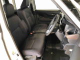 運転席の座面高さを調整できるシートリフターが付いています。フロントシートはベンチシートを採用で、座面も広く使い勝手もいいですよ♪