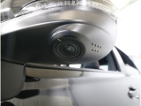 助手席側で見えにくい左前方の映像を、車内のマルチファンクションディスプレイに映し出します。前方への駐車や左寄せ、狭い道でのすれ違いなど、さまざまなシーンで安心して運転できる便利な機能です。