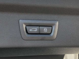 ボタン操作ひとつでトランクの開閉を可能とする電動トランクが付いております。