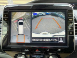 アラウンドビューモニター。上空から見下ろしているような映像で、スムースな駐車をサポートします。
