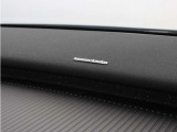【harman/kardon】5つのスピーカーを内蔵したサウンドバーにより、ドライバーを包み込む音場を実現しました。また、洗練されたミニマルデザインは、キャビンをスタイリッシュに彩ります。