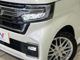【LEDヘッドライト】悪天候や夜間走行時も良好な視界を確保し安心して運転できる高輝度LEDヘッドライトを装備!点灯速度が早く、消費電力も抑えられています。