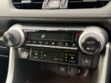 【シートベンチレーション】夏場は涼しい風でお尻や背中の熱やムレを防ぎ、冬はエアコンよりも早く温まってポカポカに!レザーシートにうれしい装備で、季節を問わず快適に過ごせます。