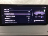 フォワードセンシングカメラで認識した交通標識をアクティブドライビングディスプレイに表示し、交通標識の見落とし防止を図り、安全運転を支援します。