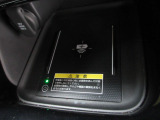 置くだけでワイヤレス充電可能です。12V電源ソケットも設置しております。周辺機器の充電にご利用頂けます。