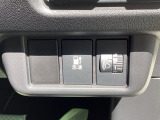 急速充電時は、車内の専用スイッチを操作することで充電口の蓋が開く仕組みです。車内からの操作に限定することで、誤接続や差し間違いを防ぐ安全性の高い設計となっています。