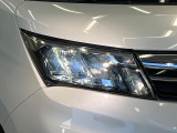 【LEDヘッドライト】悪天候や夜間走行時も良好な視界を確保し安心して運転できる高輝度LEDヘッドライトを装備!点灯速度が早く、消費電力も抑えられています。