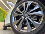 【純正18インチアルミホイール】外観にマッチした純正アルミホイールを装着しております。各種社外アルミホイールや、スタッドレスタイヤも取扱いしております。是非ご相談ください♪