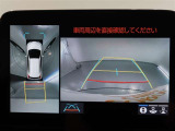 パノラミックビューモニター付きです。車両を上から見たような映像をモニター画面に表示。運転席からの目視では見にくい、車両周辺の状況をリアルタイムでしっかり確認できます。