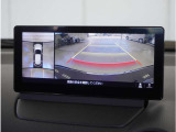 【360&deg;ビュー・モニター】クルマを真上から見たような俯瞰(ふかん)映像や助手席側のサイド映像など、視点を切り替えて表示。さまざまなアングルで視界をサポートします。