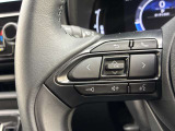 運転中、オーディオの操作をしてて、ハッとしたことはありませんか?ステアリングスイッチは、運転中でもハンドルでオーディオの操作が可能です。安全なドライブをサポートします。
