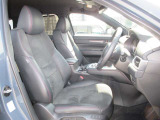 ホールド性と体幹の安定を追求したフロントシート。理想的な姿勢を保ち、長時間のドライブでも疲れにくい設計です。快適な乗り心地で、毎日の運転を心地よくサポートしてくれる魅力的な装備です。