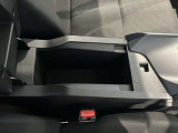 アームレスト付きです!運転の疲労を軽減してくれます♪アームレスト内にも収納できます!