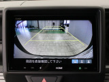 【バックカメラ】シフトを「R」の位置に入れると、自動的に画面がカメラ映像に切り替わり後方の視界をサポートする必須装備です!