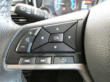 ステアリングスイッチ付き。オーディオの操作やメーターインフォメーションの切り替えも前方から目を離すことなく操作することが可能です。