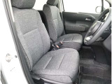 運転席です!落ち着きのある内装色になりますね♪
