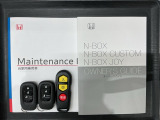スマートキーは鍵をバッグに入れたままでもドアロックの開閉やエンジンのON・OFFができます。夜間や雨の日も鍵を探さなくて良いので便利です。