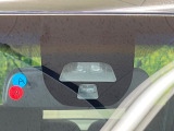 【ホンダセンシング】走行中に前方の車両等を認識し、衝突しそうな時は警報とブレーキで衝突回避と被害軽減をアシスト。より安全にドライブをお楽しみいただけます。