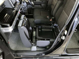 助手席下には収納スペースございます☆