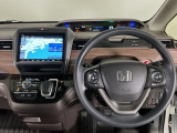 【ハンドル】運転にかかわる様々な操作を安全に行えるように視点移動が少なく操作性に配慮されたスイッチ類が凝縮されたコックピットです。
