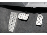 スポーティなデザインのアルミパッドブレーキペダルです。