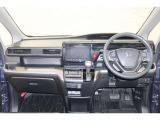 操作性に優れた運転席となります!小物入れや各ボタンの配置にこだわり、使いやすいです!座り心地もよく視認性も良好なのでロングドライブもお任せ下さい!