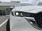 【アダプティブLEDヘッドライト】夜間走行時に先行車や対向車の状況をクルマが判断。ヘッドランプの照射範囲や明るさを自動的に変化させます。