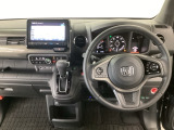 【ハンドル】運転にかかわる様々な操作を安全に行えるように視点移動が少なく操作性に配慮されたスイッチ類が凝縮されたコックピットです。