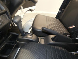 【運転しやすいオートマ車】手元にシフトレバーとサイドブレーキが配置され操作もスムーズです。クラッチ操作が不要で発進も滑らかに行え、毎日の作業から移動まで快適にサポートしてくれます。
