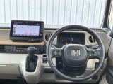 水平基調でスッキリとしたフロントビュー。広く見渡せて運転に安心をもたらします