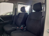 体を包み込むような座り心地で運転をサポートします。