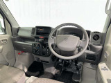 運転席まわりです。 各操作スイッチは使いやすい位置に配置されてます。