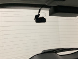 後方にもドライブレコーダーのカメラが付いています。前後両方でお車の周りを監視・記録いたします。