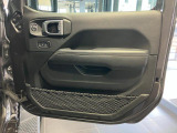 先代のJKにはなかった、ドアストッパー機能がついたことにより、ドアの解放角度がいきなり全開にならないようになっております。狭い場所でも安心してドアを開くことができます。