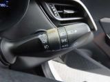 スイッチをオートに設定しておけば、車外の明るさに応じて自動的にヘッドランプを点灯・消灯します。夕暮れ時やトンネルの続く山道などを走行する時に便利なコンライトを装備しています。
