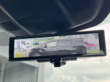 インテリジェントルームミラー搭載で、車の後方に設置されたカメラ映像を映し出してシートバックやヘッドレスト、同乗者に視界が遮られることがなく視認性が非常に良いです