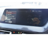 高精細ワイド・ディスプレイ: 視認性に優れた大型タッチパネルを採用。ナビゲーションだけでなく、エンターテインメント機能も鮮明に表示します。