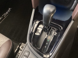 シンプルでとても使いやすいフロアシフトに、パーキングブレーキは、電子制御パーキングブレーキです。