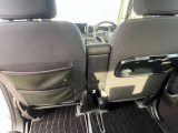 運転席側には簡易テーブル、助手席側には小さな収納スペースがあります。