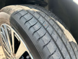タイヤ溝。車庫入れや狭い道では、取り回しの良さを発揮。