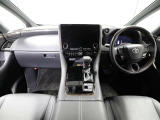 上質で落ち着いた印象のインパネ。視界も広々で運転しやすいです。