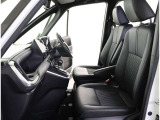 厚みがあって、座り心地のいいソファのようなシート。運転的も助手席もリラックスしてゆったりと座れます。