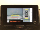 車の全周囲の画像が表示されます。運転席から見づらい個所なども、上空から見たような映像で確認できます。映像のきりかえも出来、後方確認だけでなく大変便利な機能です。