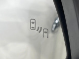【ブラインドスポットモニター】走行中、ドアミラーの死角になりやすい箇所に後続車が接近するとサイドミラーのレンズに警告を表示!ドライバーに注意喚起をしてくれます。