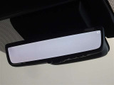 デジタルインナーミラーを装備してます。後部座席の人や大きな荷物で後方の視界を遮られることがありません。